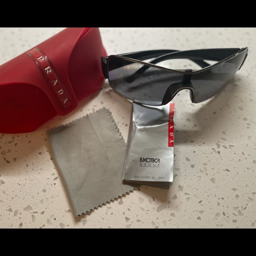 Authentic PRADA Sunglasses Sps 50E 2BR-5Y1 125 With Case and cloth.